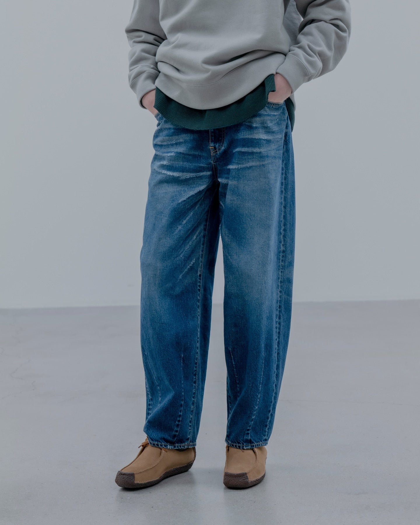 DAMAGED HEM TUCK WIDE STRAIGHT JEANS