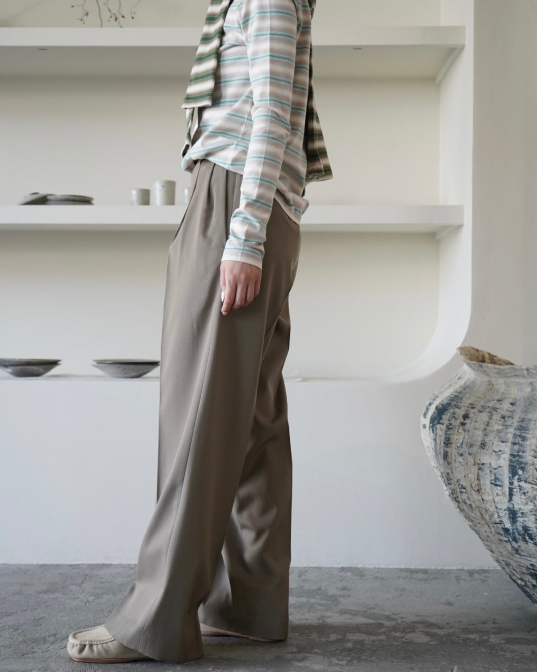 LIGHT WOOL MAX GABARDINE TWO-TUCK SLACKS