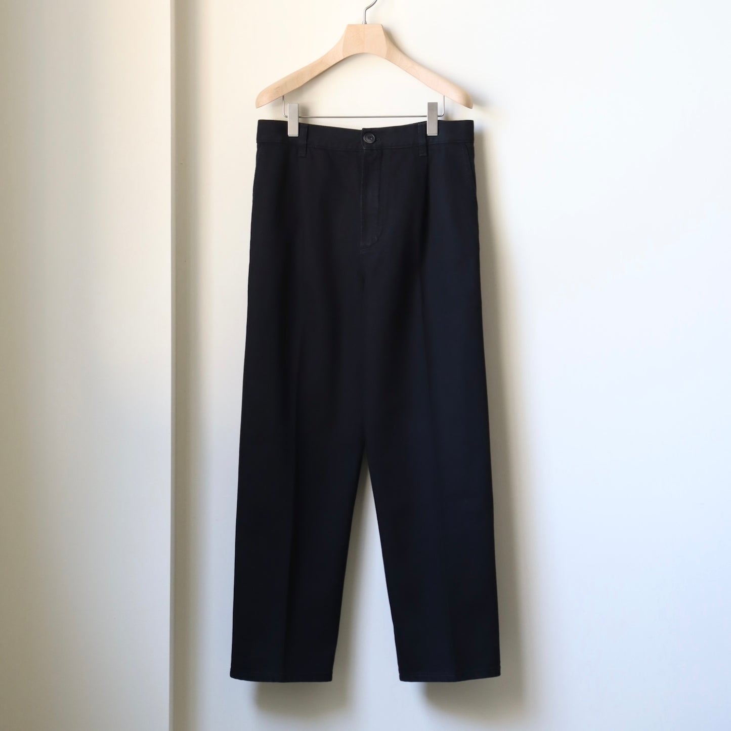 BLACK DENIM PLEATED TROUSERS