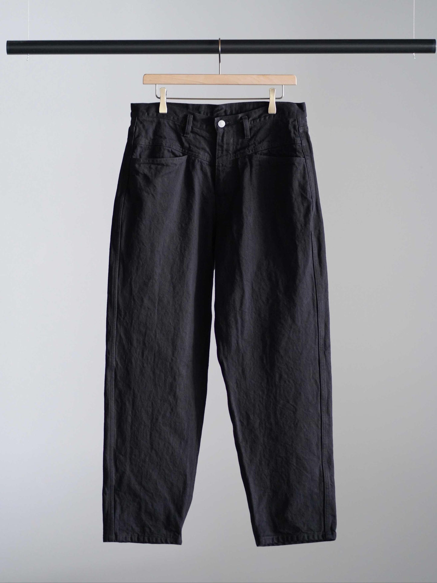 ブラックデニム テーパードパンツ
