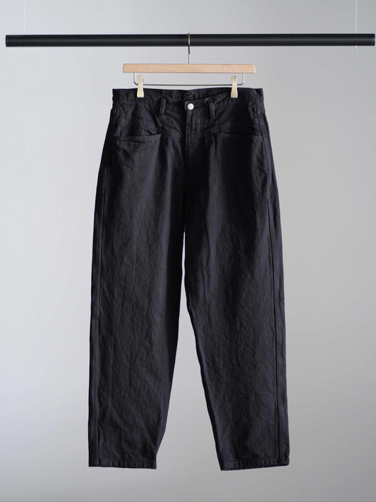 ブラックデニム テーパードパンツ