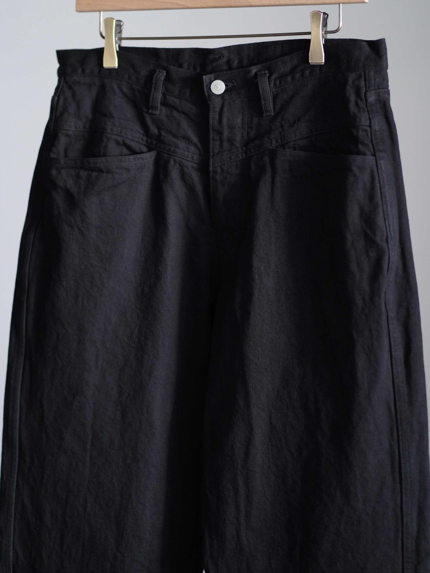 ブラックデニム テーパードパンツ