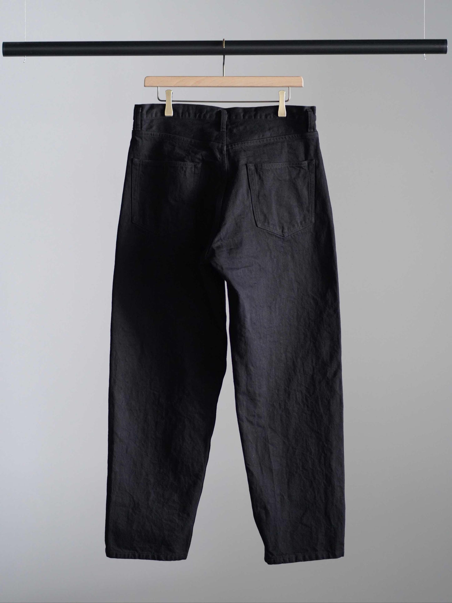 ブラックデニム テーパードパンツ