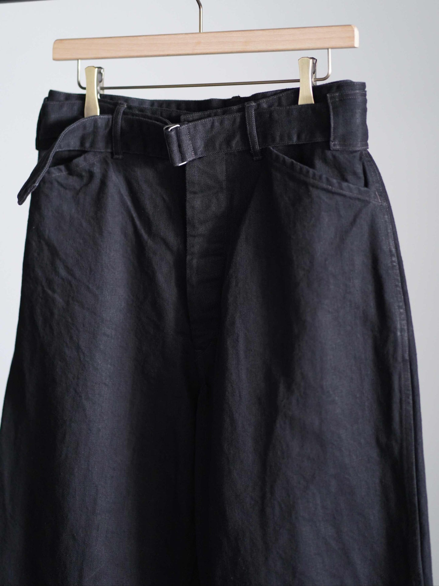 ブラックデニム ベルテッドパンツ