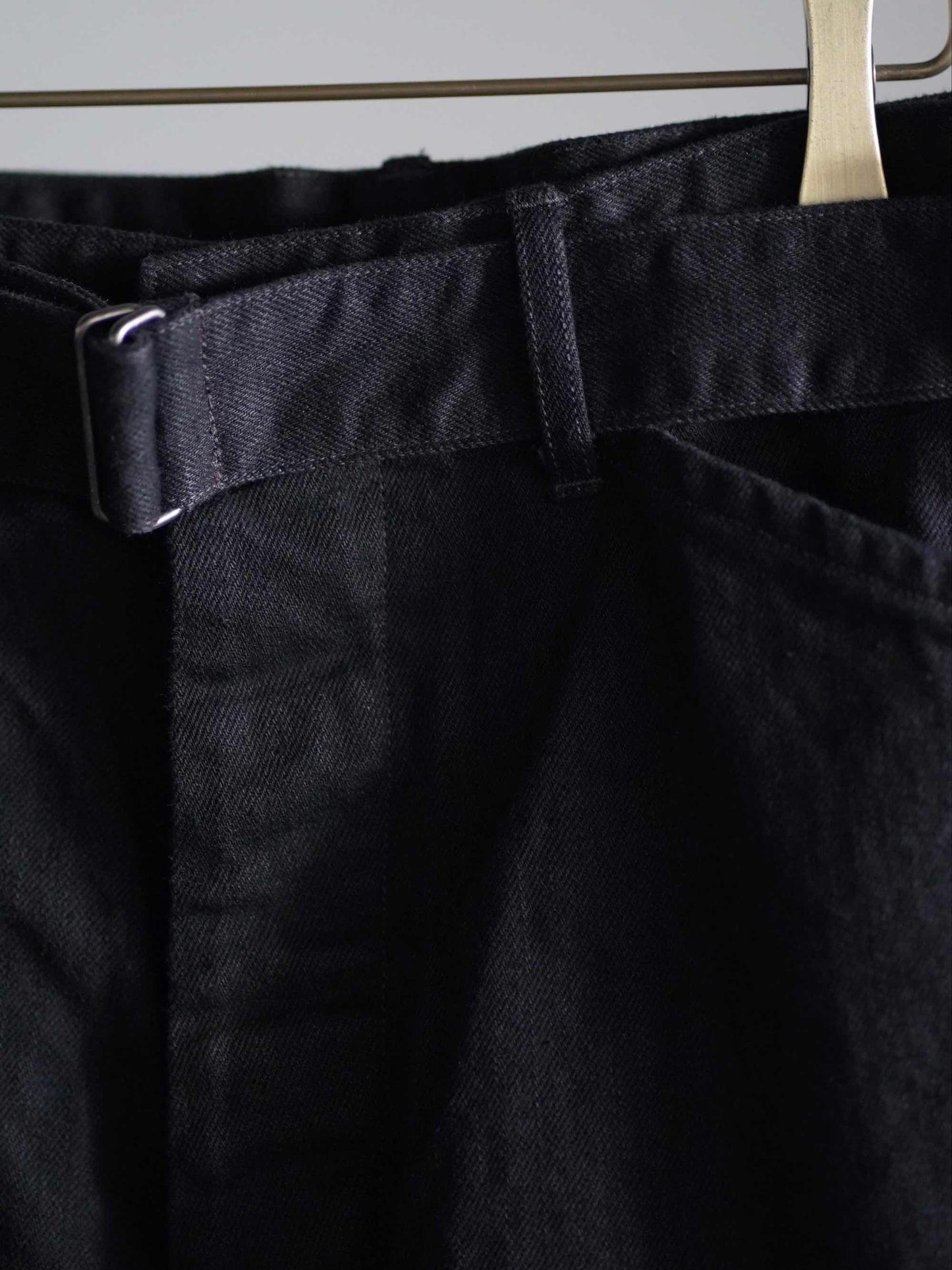 ブラックデニム ベルテッドパンツ