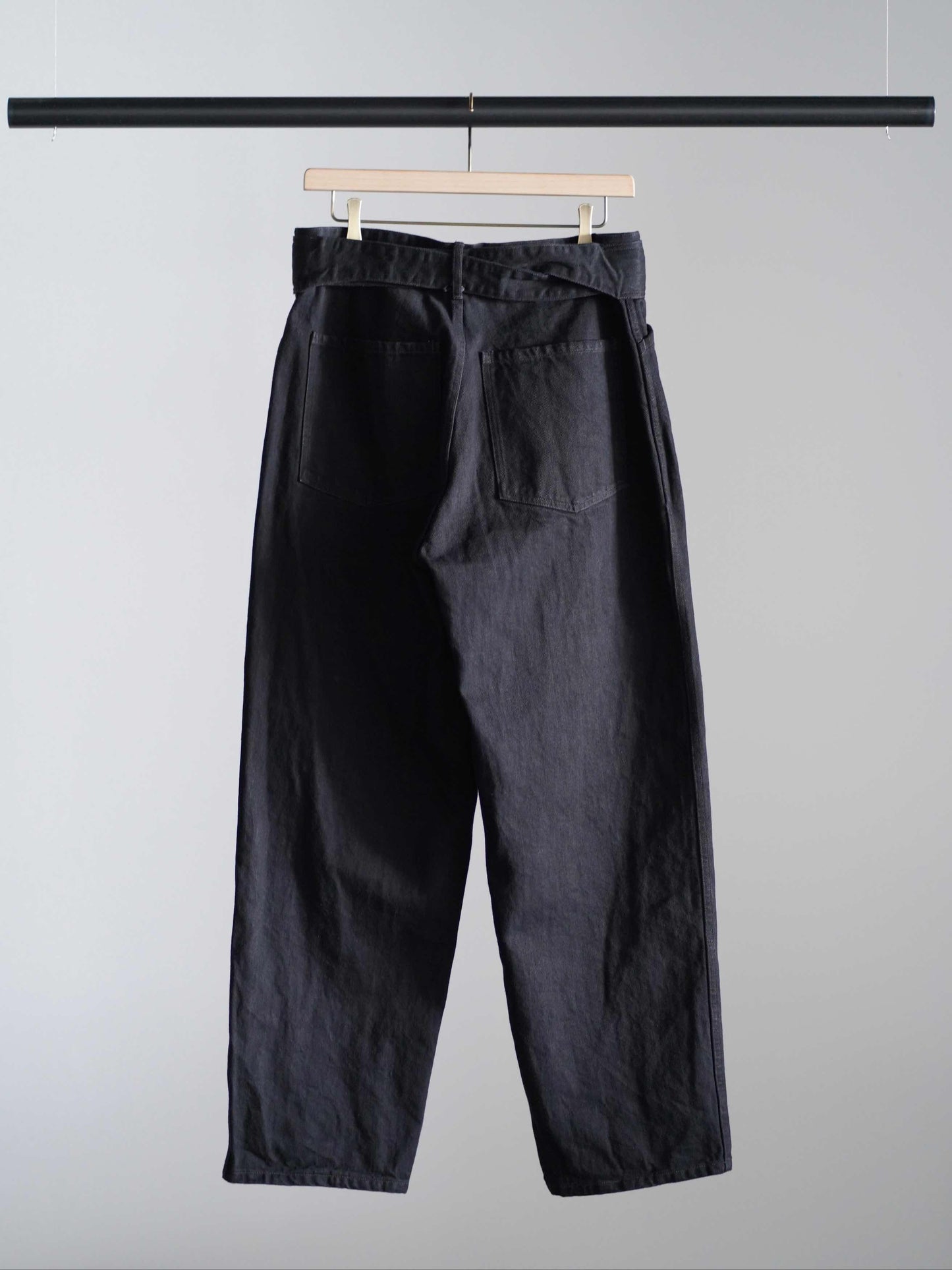 ブラックデニム ベルテッドパンツ