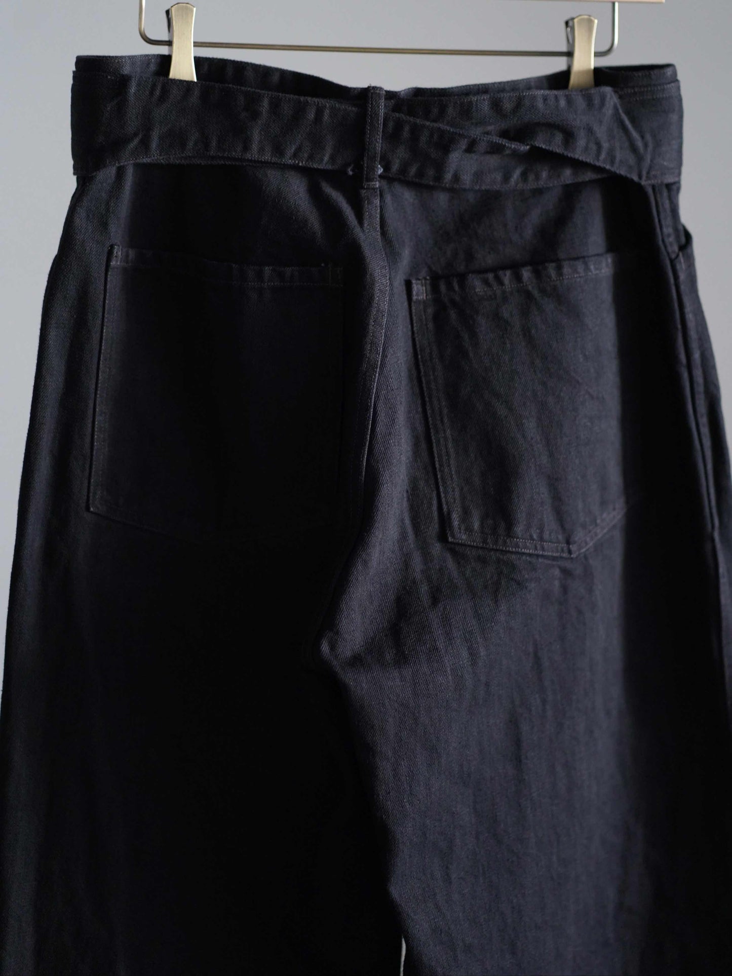 ブラックデニム ベルテッドパンツ