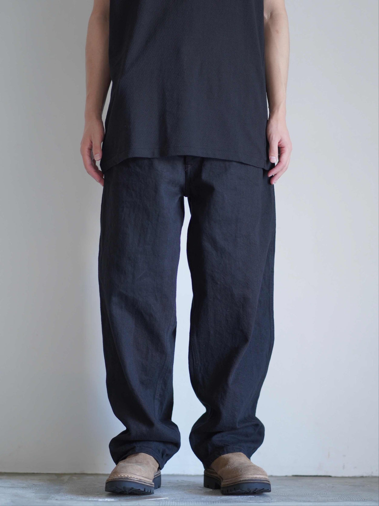 ブラックデニム ベルテッドパンツ