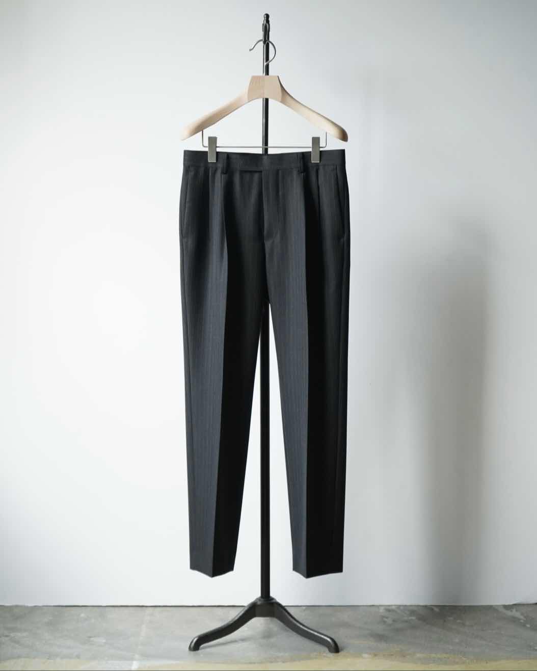 BLUEFACED WOOL TWO-TUCK SLACKS – イデアル公式オンラインショップ