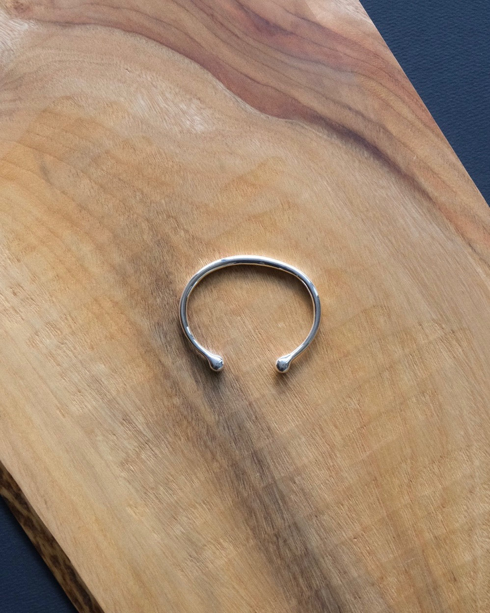 THIN FIBULA BANGLE