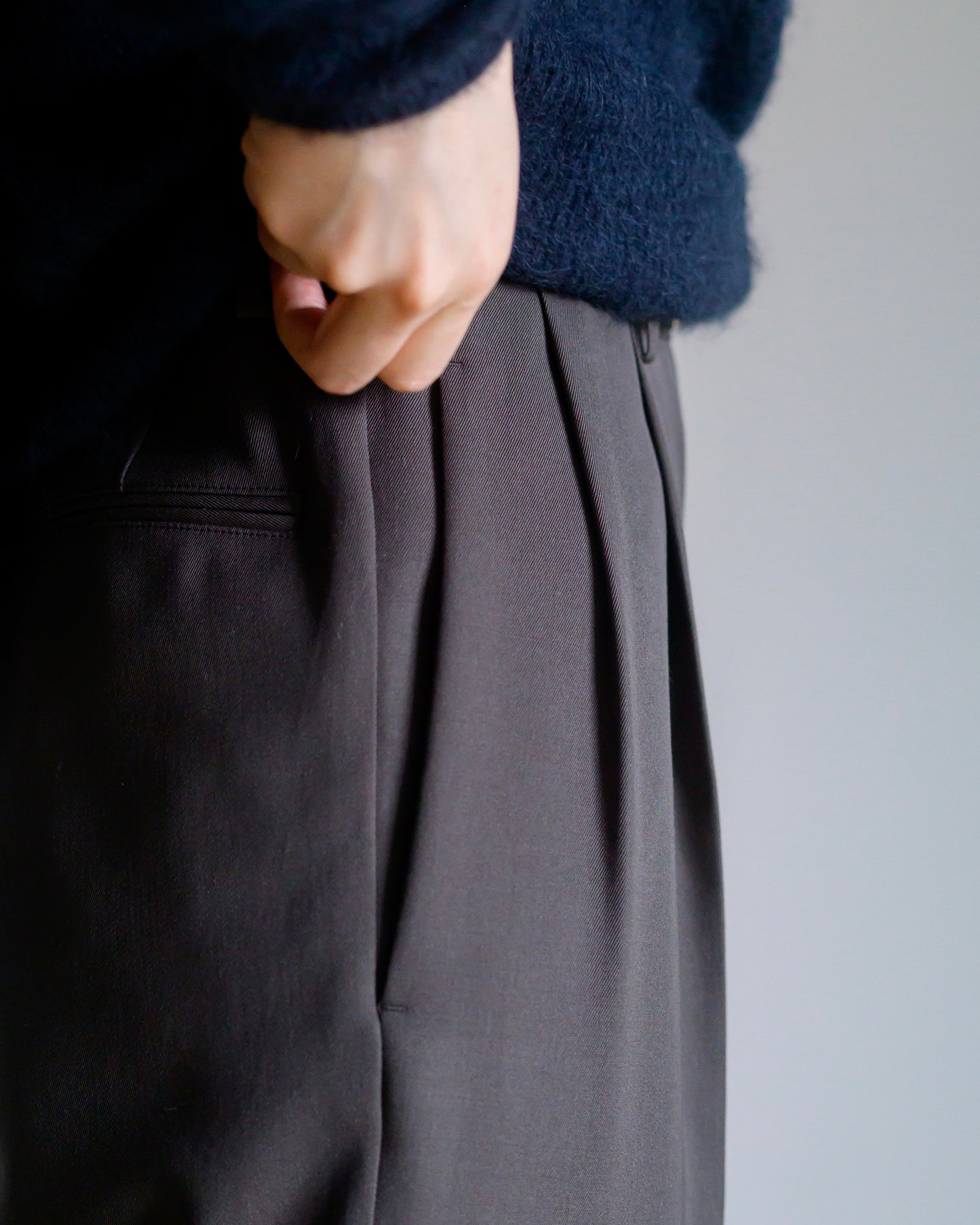 LIGHT WOOL MAX GABARDINE TWO-TUCK SLACKS