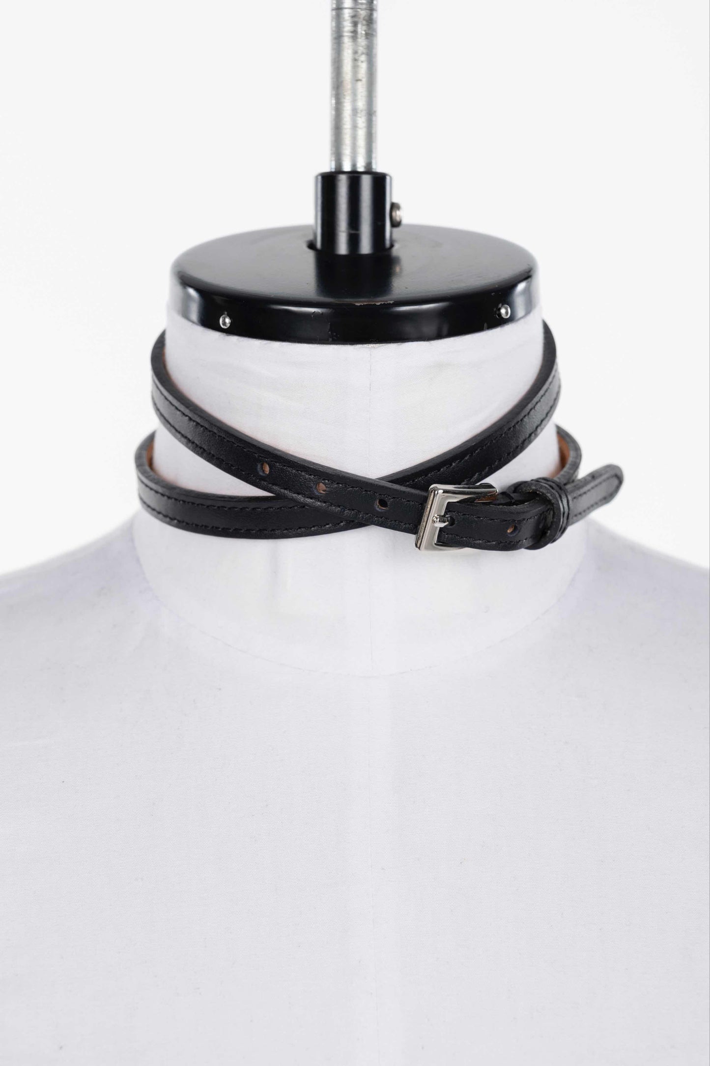 Leather skinny choker