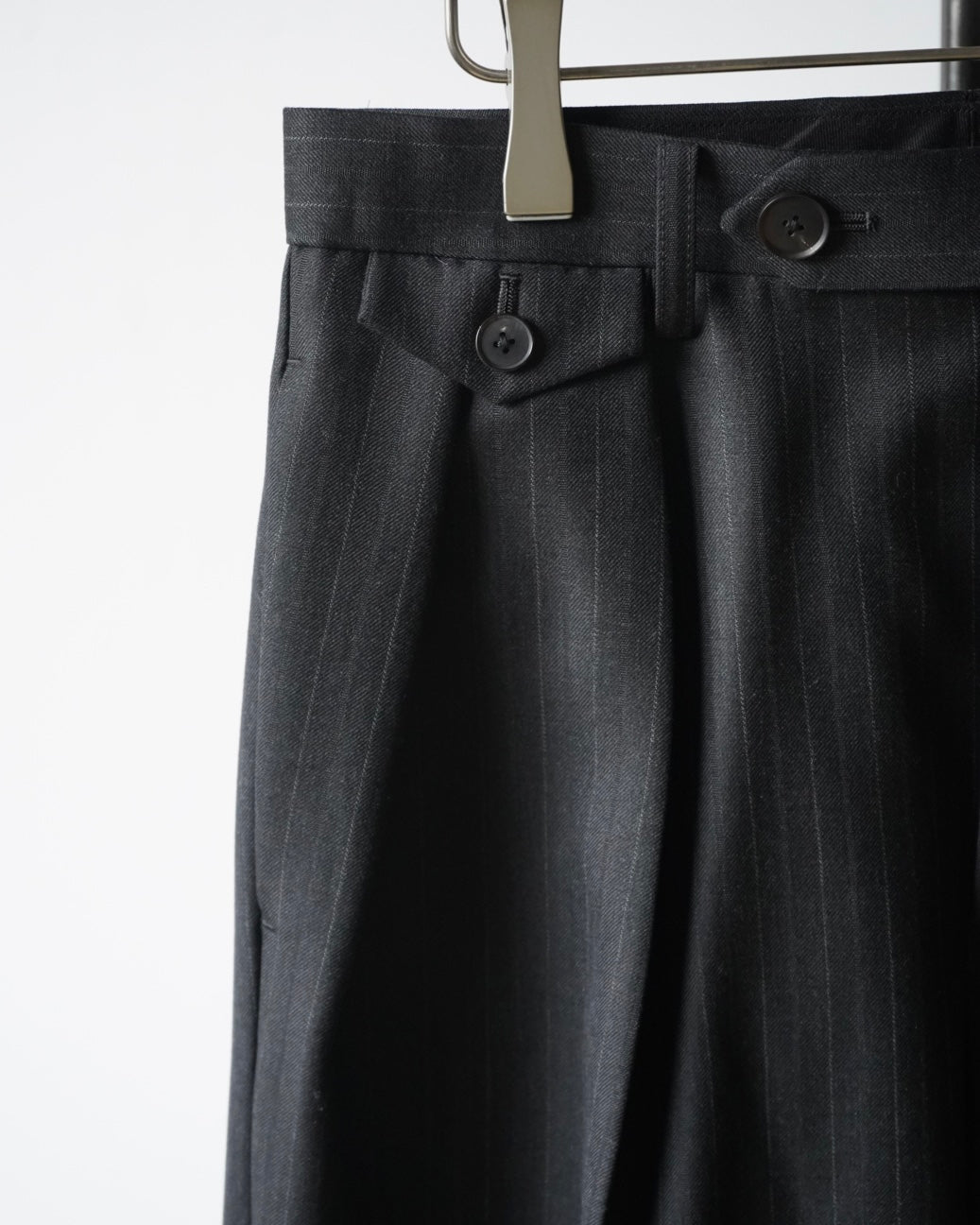 BLUEFACED WOOL TWO-TUCK SLACKS