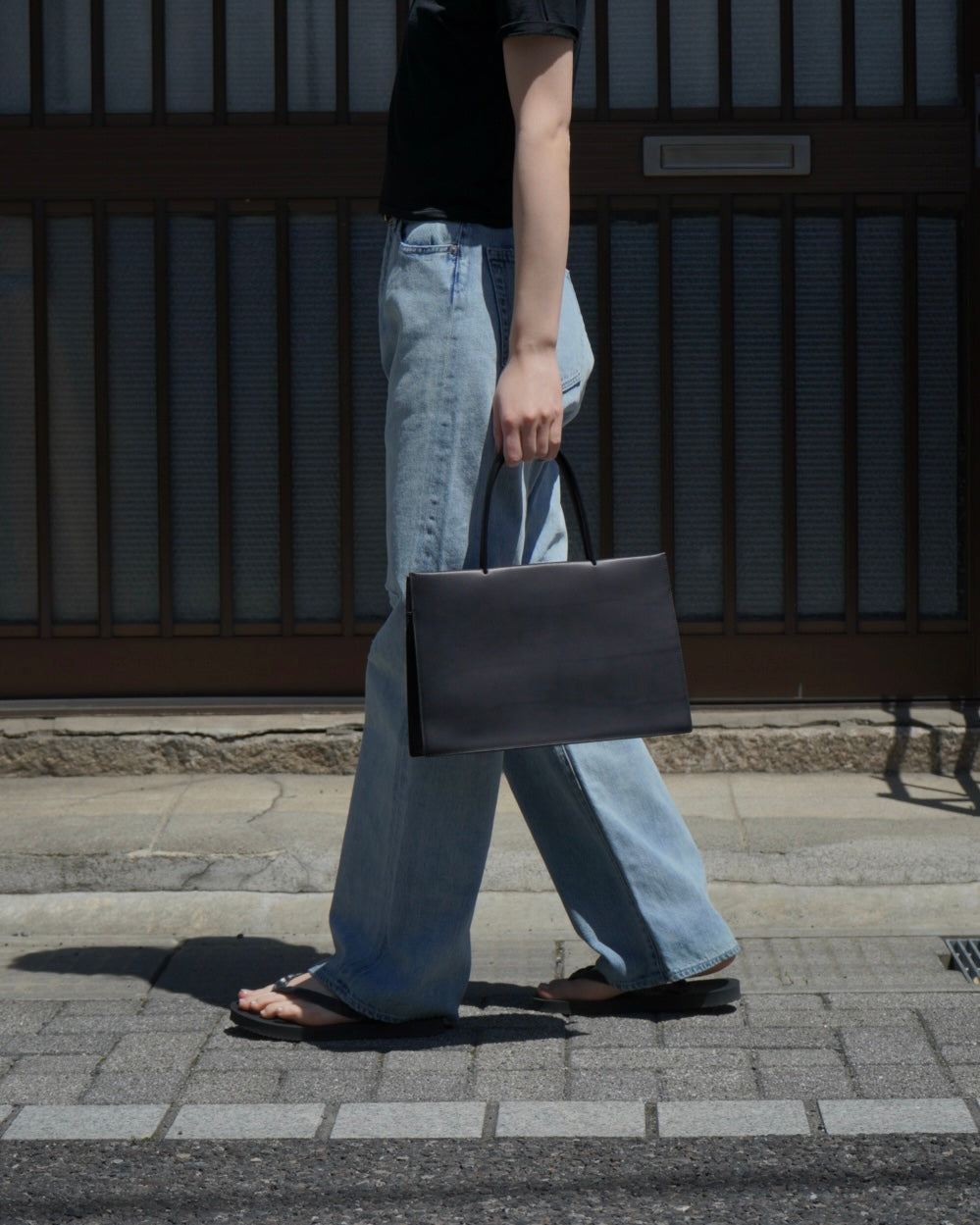 SQUARE-SHAPED TOTE BAG SHORT HANDLE : M