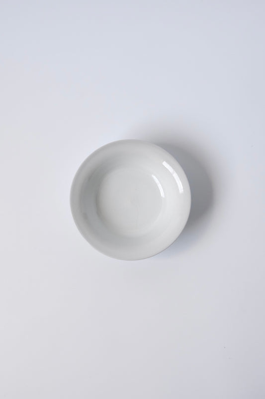 白磁草花彫5寸反り皿