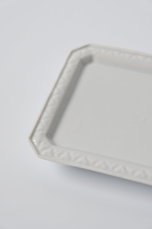 白磁猪目繋角皿