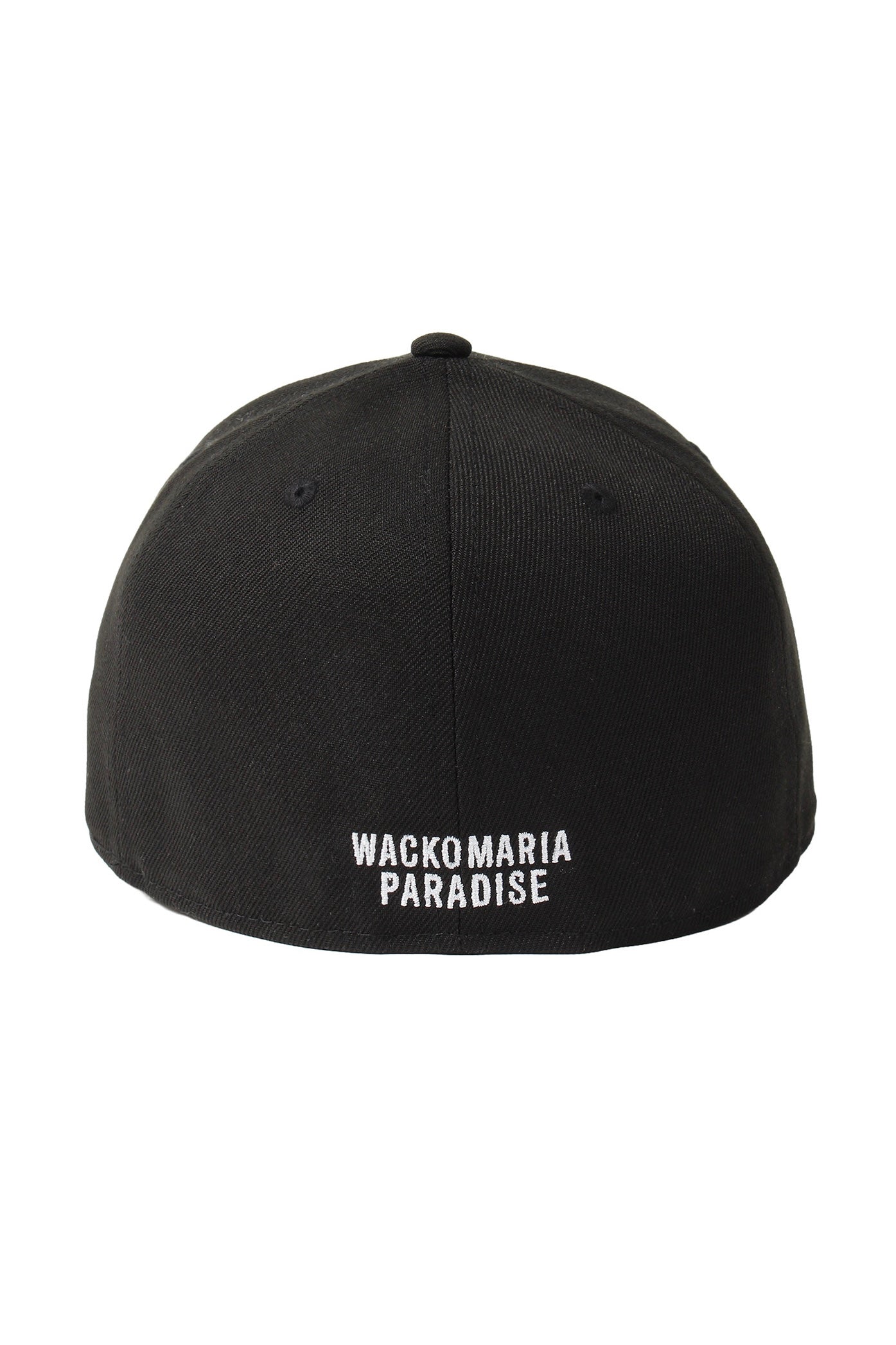 WACKO MARIAとNEW ERAのコラボレーションアイテムのキャップの背面の商品画像です。
カラーはブラックで、型はクラウンが少し曲がっているLP 59 FIFTYというモデルになります。
背面にはWACKO MARIAの刺繍が下部にほどこされています。
こちらの商品は通信販売にて購入が可能です。