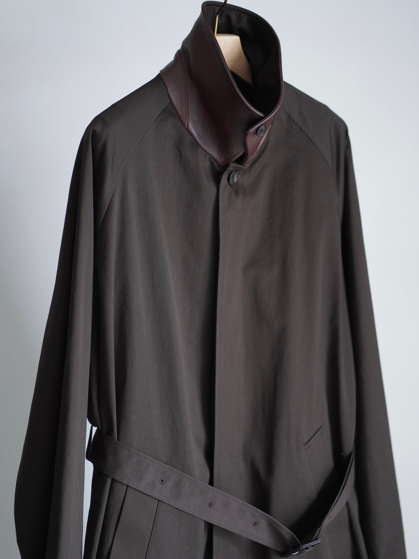 sssteinのOVERSIZED LAYERED COMBINATION COATのカラーはDARK BROWNのアップの商品画像です。こちらの商品は通販で購入可能です。