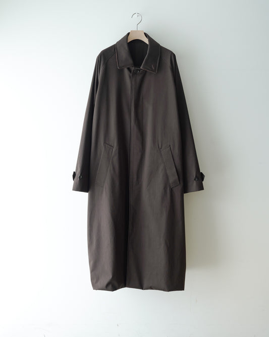 sssteinのOVERSIZED LAYERED COMBINATION COATのカラーはDARK BROWNの襟を寝かした際の商品画像です。
