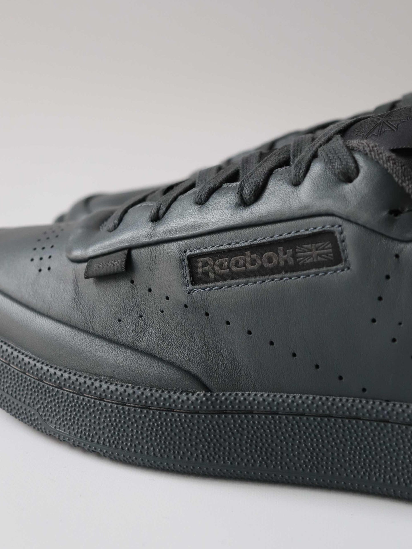 × Reebok SNEAKERS