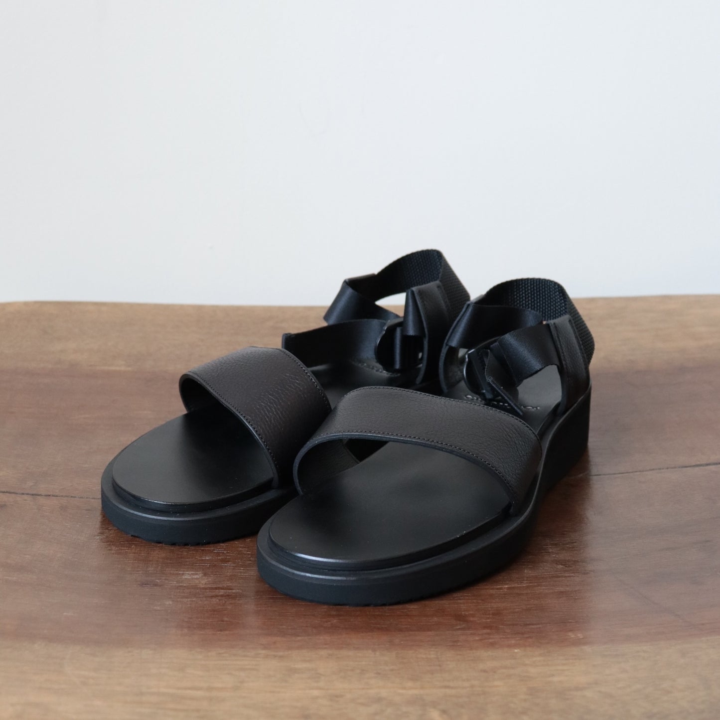 F01-0003 Sandals_Grained leather