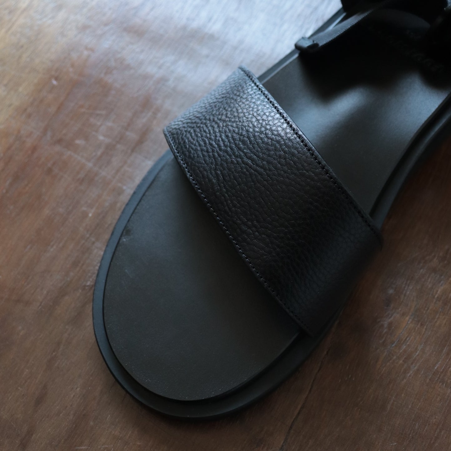 F01-0003 Sandals_Grained leather
