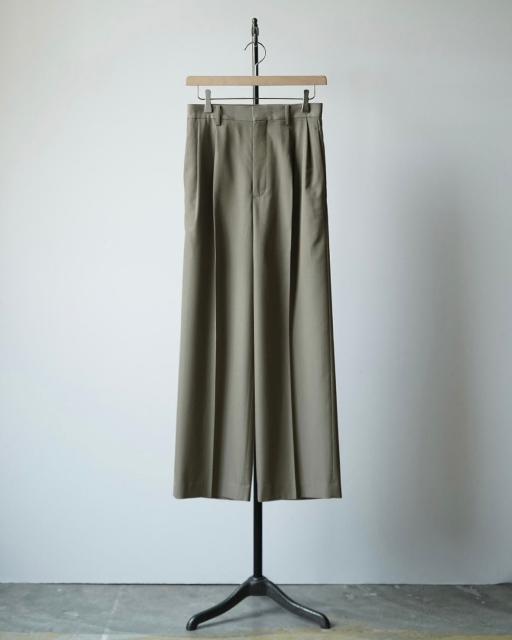 LIGHT WOOL MAX GABARDINE TWO-TUCK SLACKS