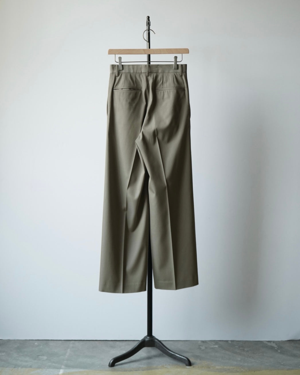 LIGHT WOOL MAX GABARDINE TWO-TUCK SLACKS