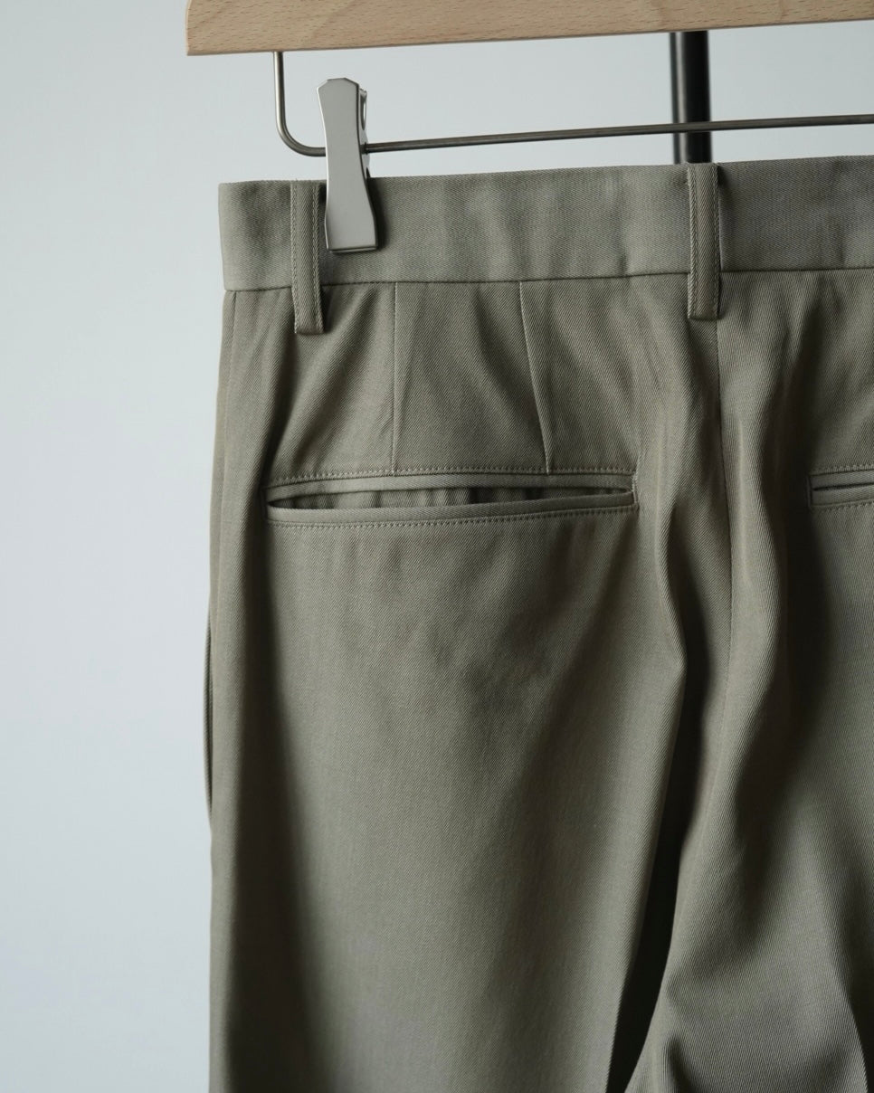 LIGHT WOOL MAX GABARDINE TWO-TUCK SLACKS