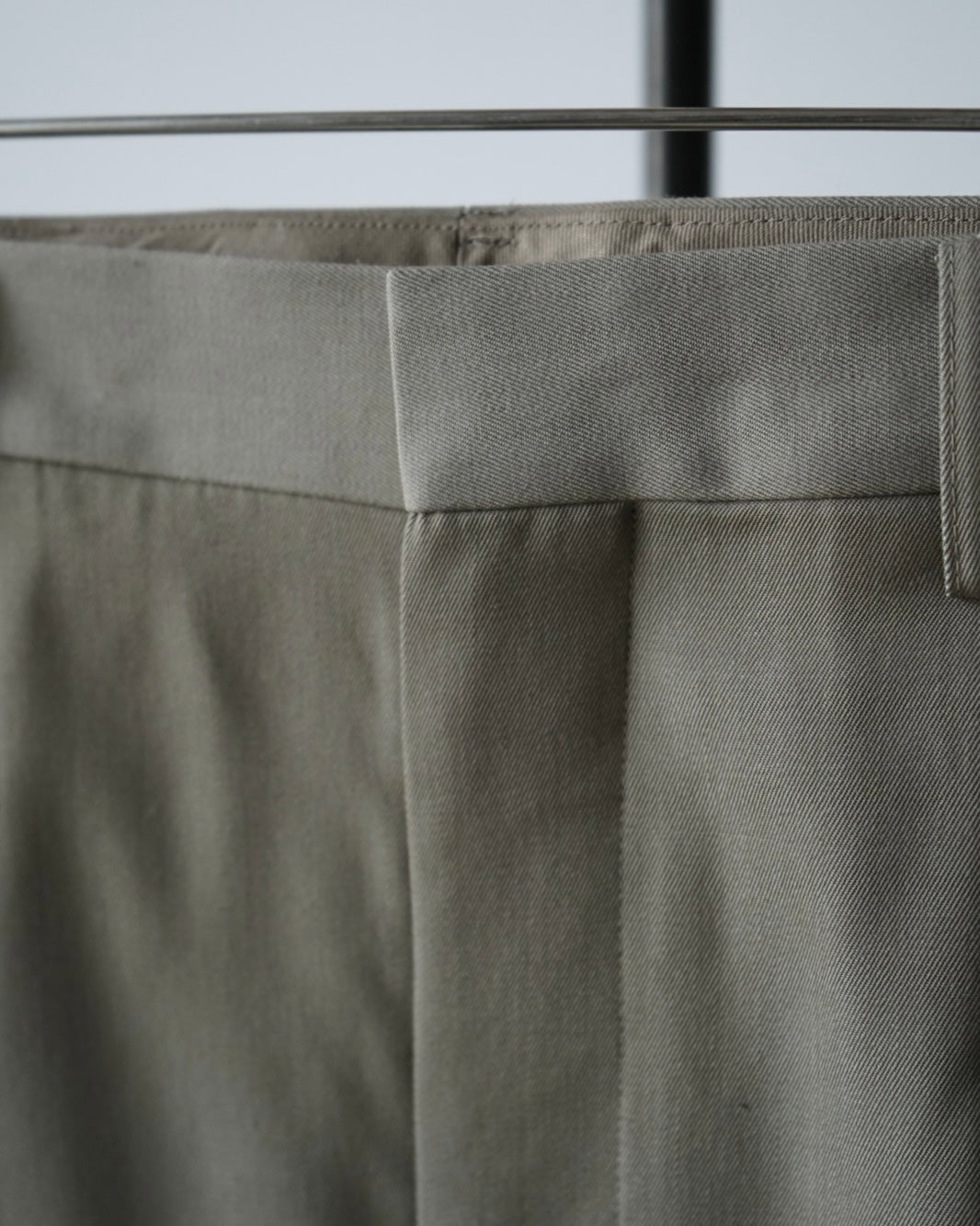 LIGHT WOOL MAX GABARDINE TWO-TUCK SLACKS