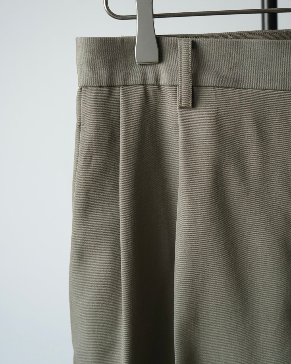 LIGHT WOOL MAX GABARDINE TWO-TUCK SLACKS
