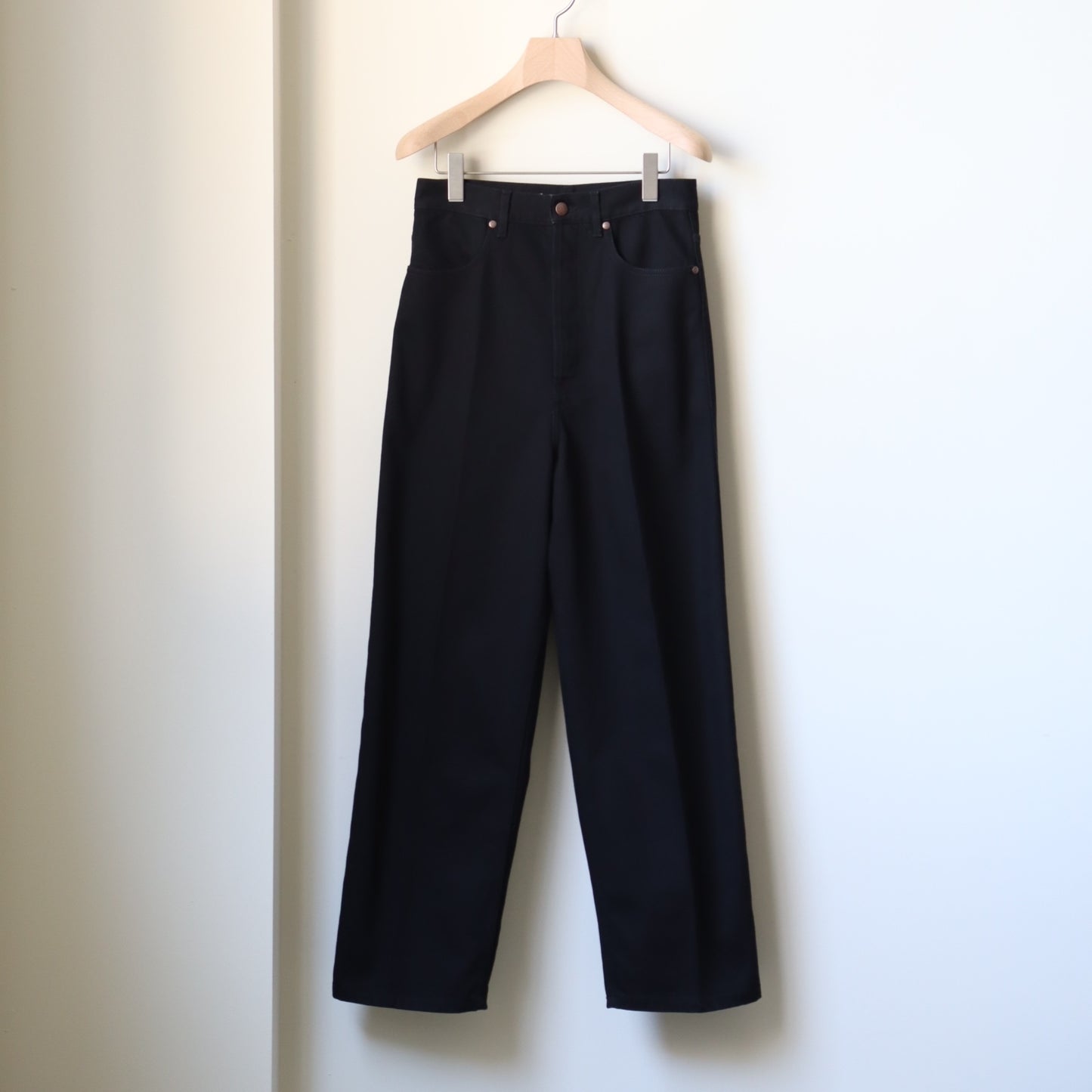 HIGH WAISTED BLACK DENIM