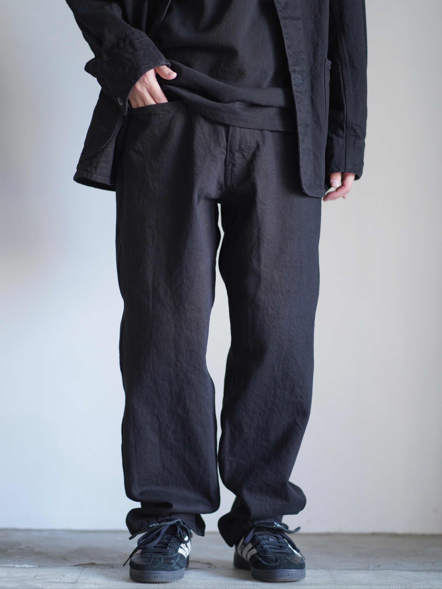 ブラックデニム テーパードパンツ