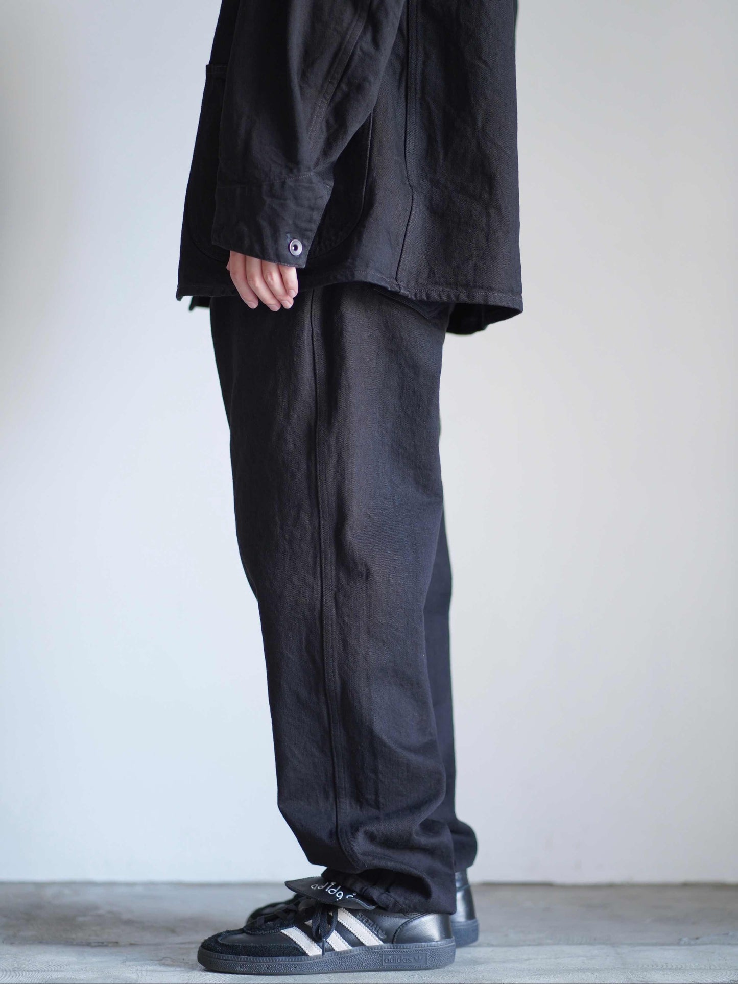ブラックデニム テーパードパンツ