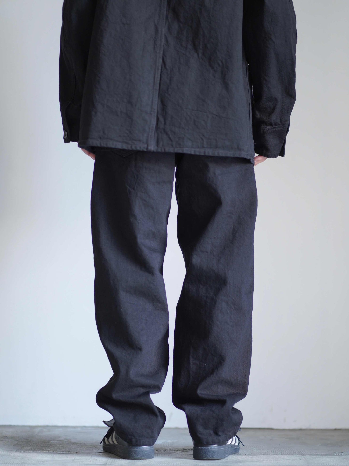 ブラックデニム テーパードパンツ