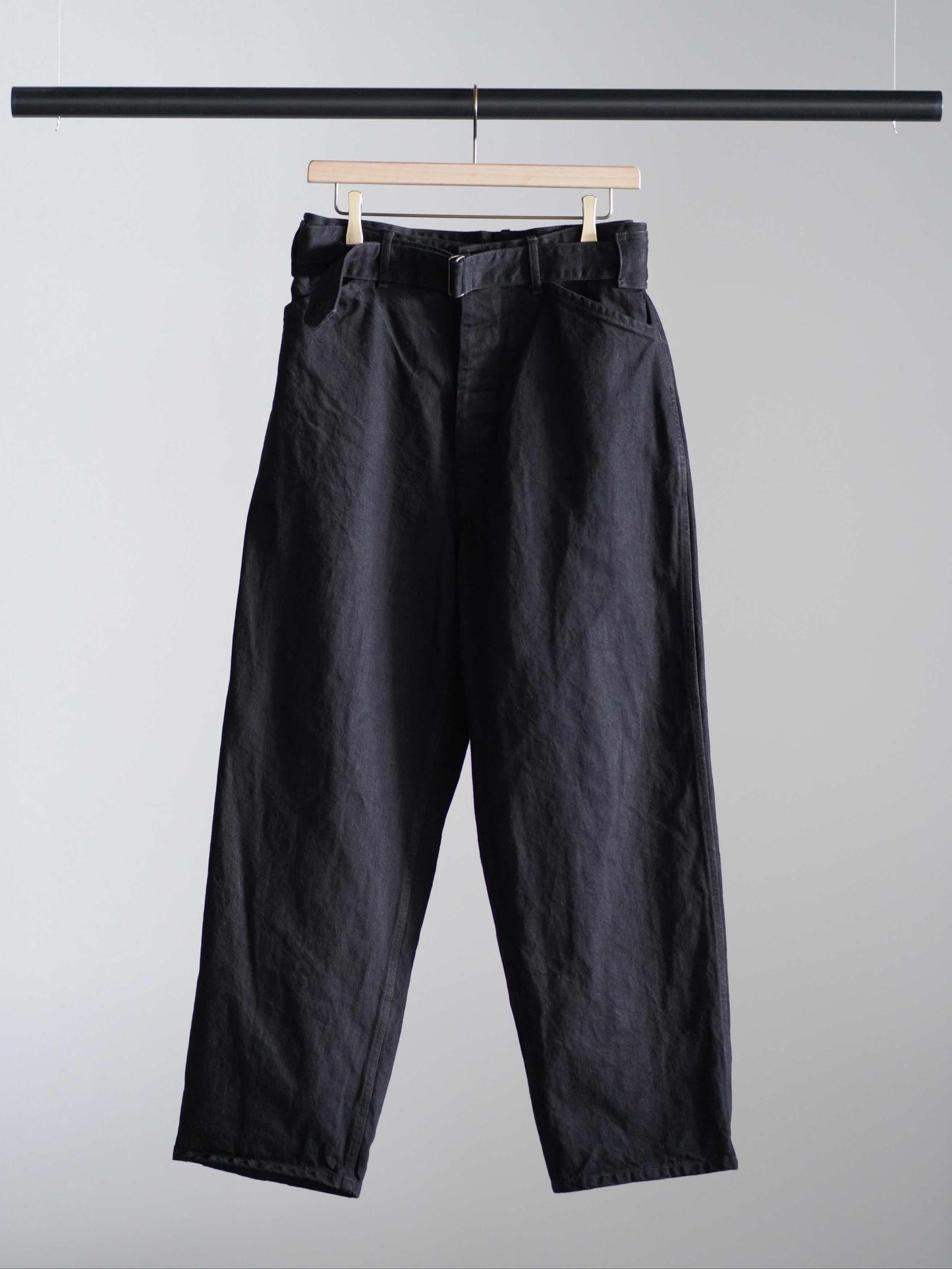 ブラックデニム ベルテッドパンツ