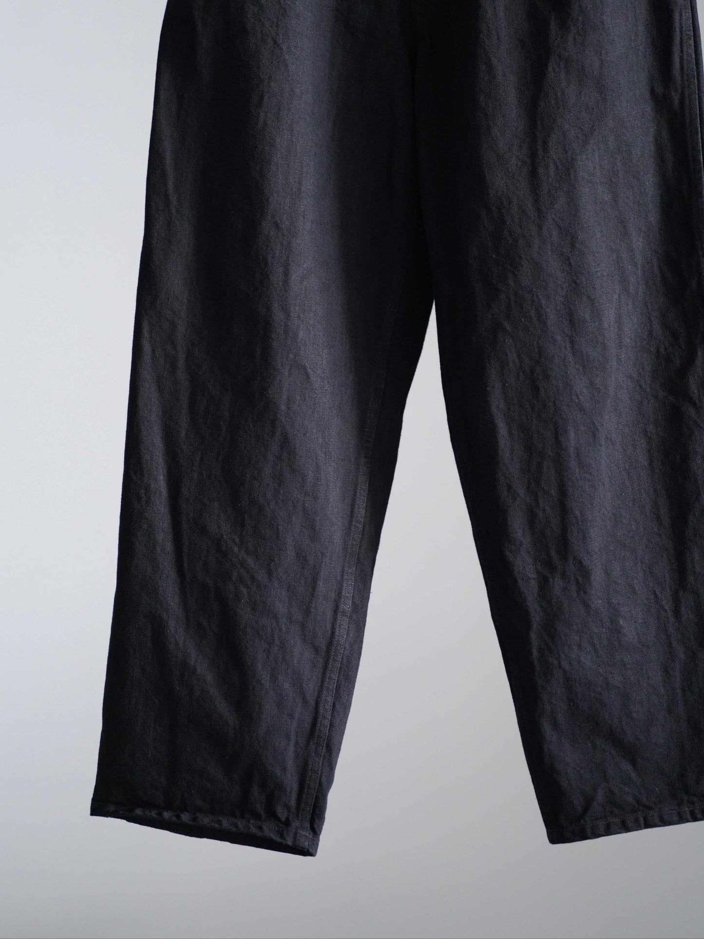 ブラックデニム ベルテッドパンツ