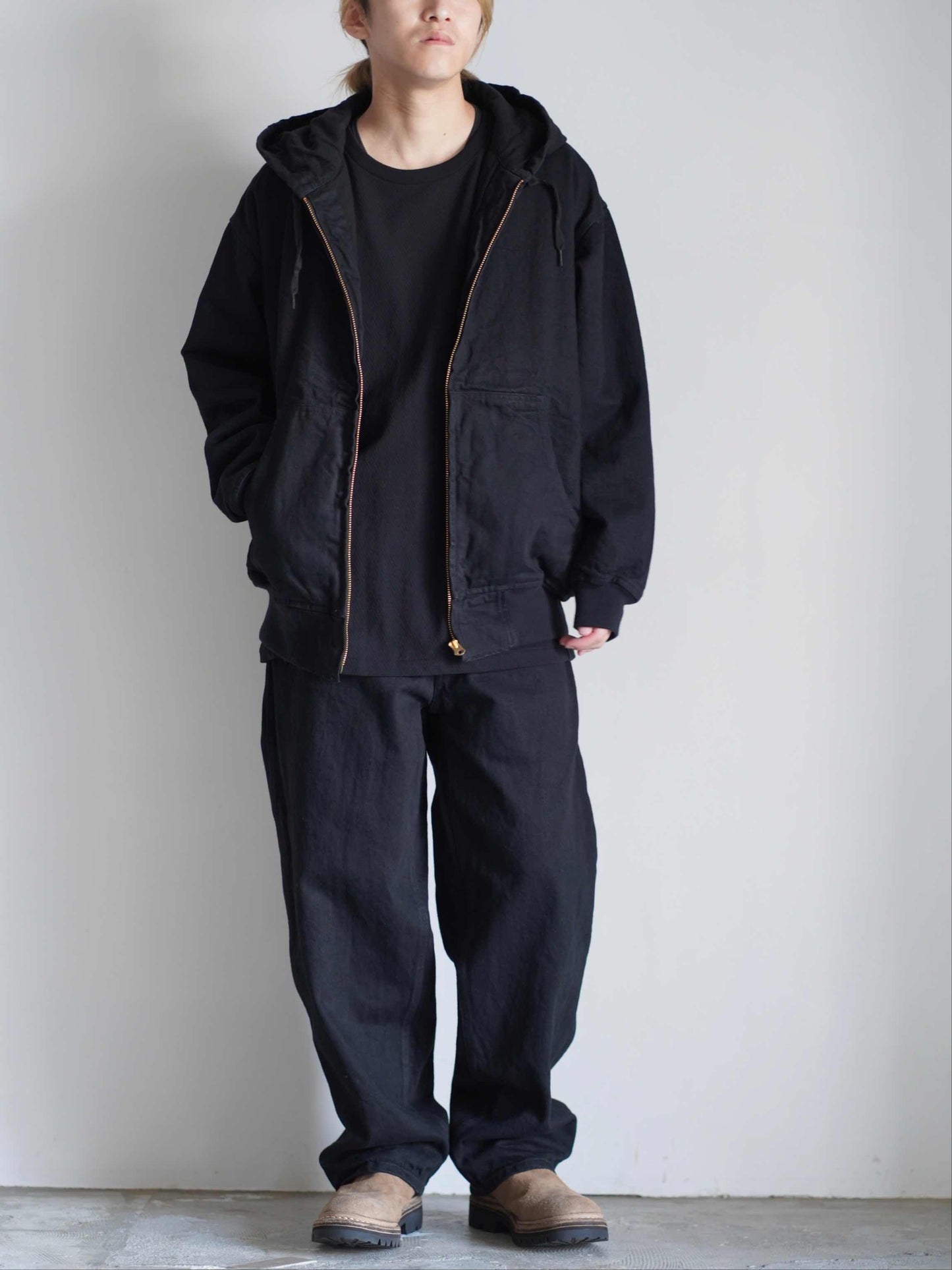 ブラックデニム ベルテッドパンツ