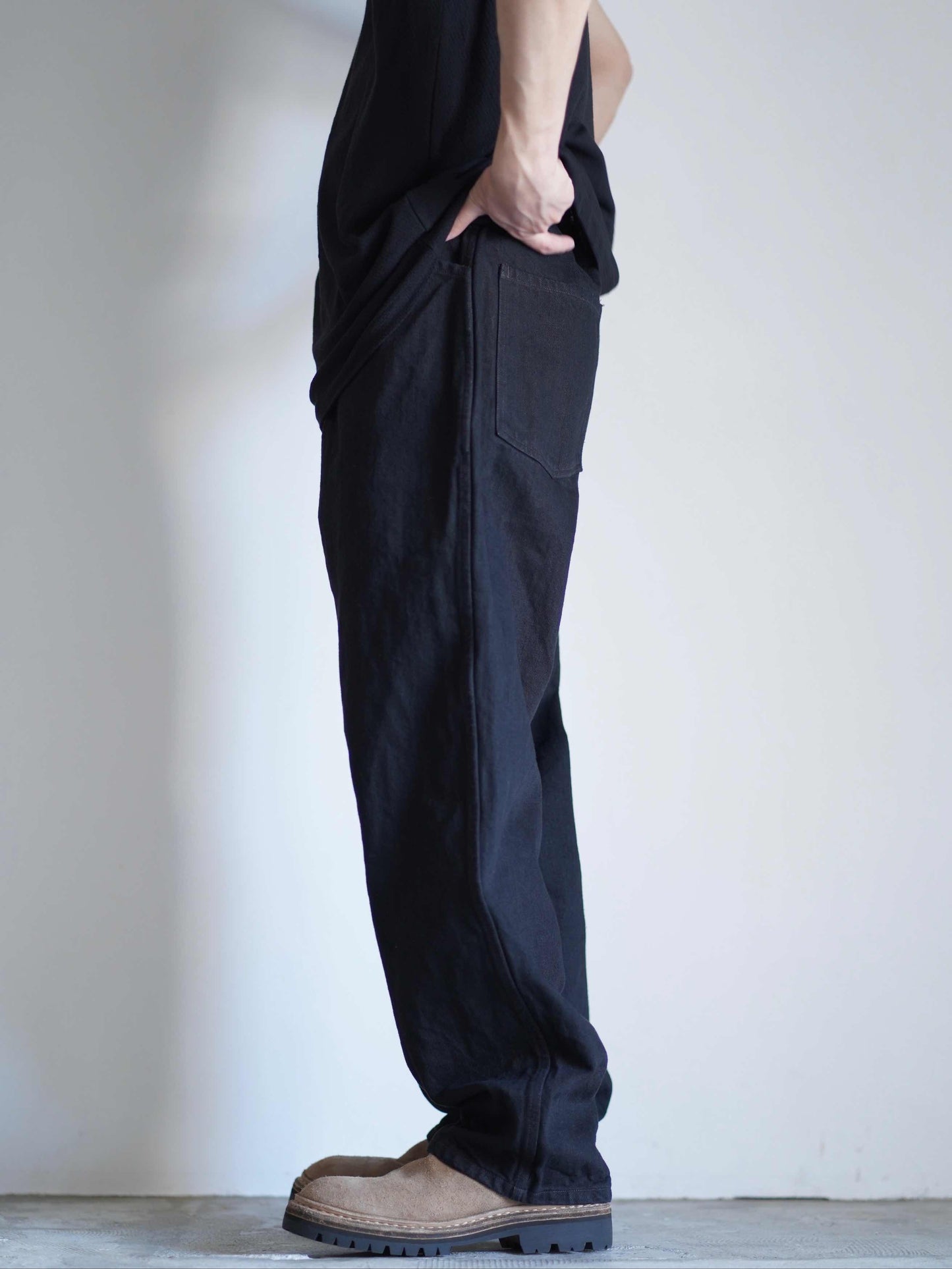 ブラックデニム ベルテッドパンツ