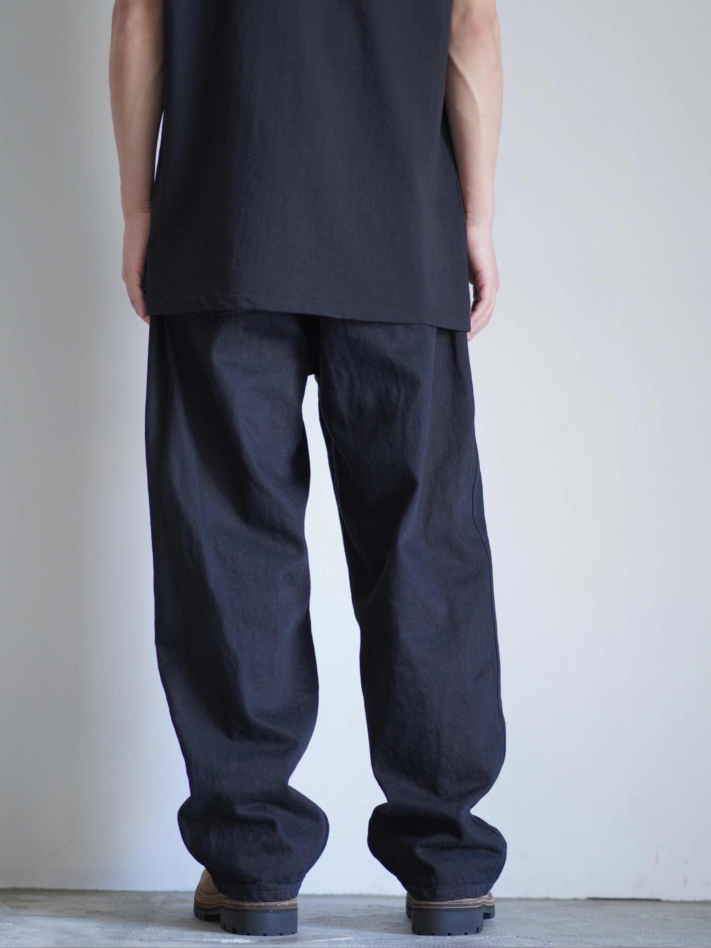 ブラックデニム ベルテッドパンツ