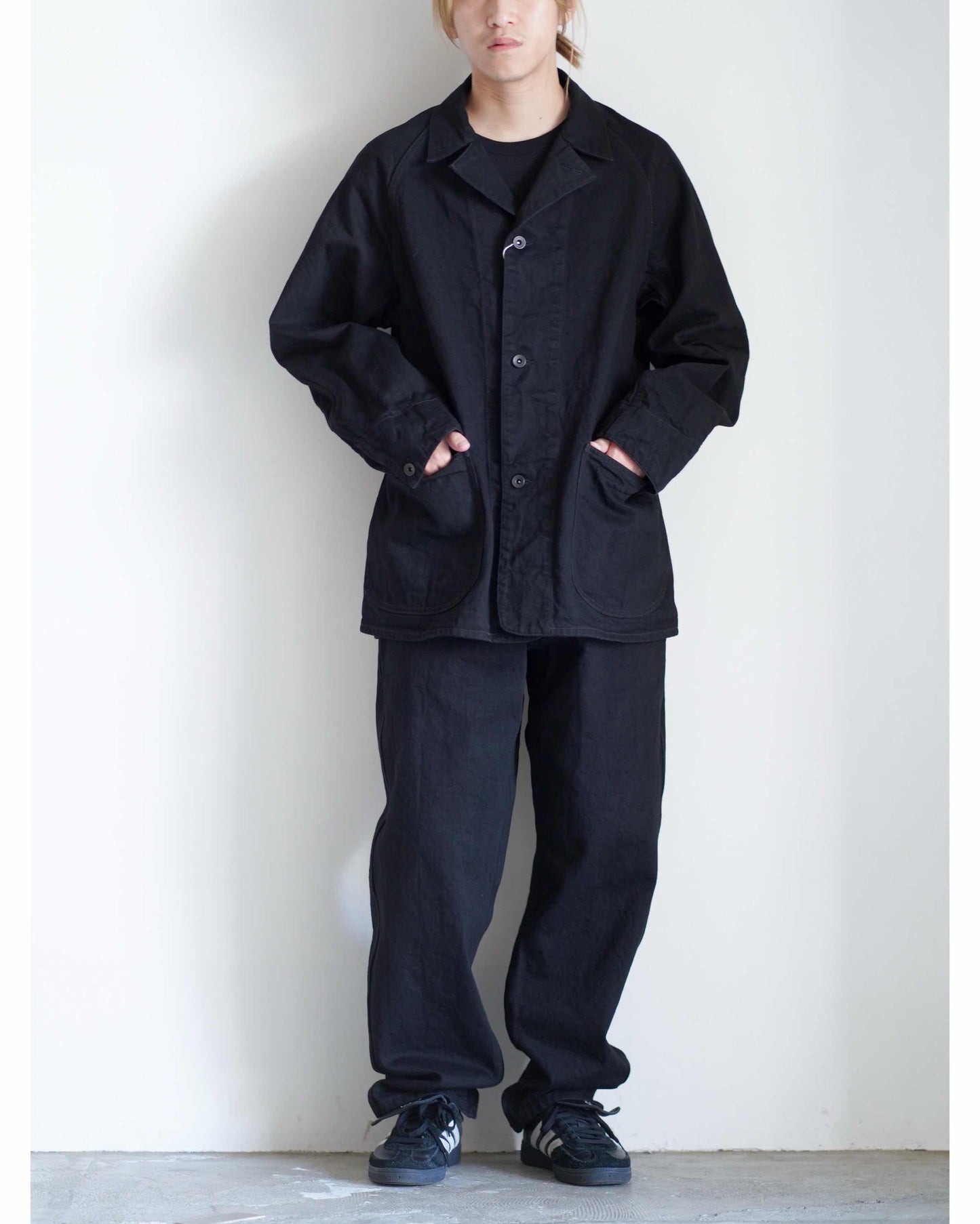 ブラックデニム テーパードパンツ