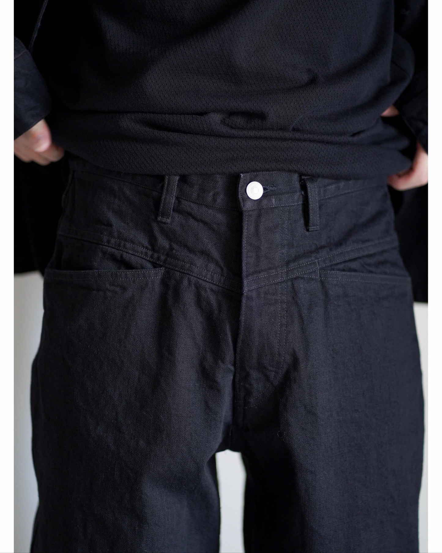 ブラックデニム テーパードパンツ