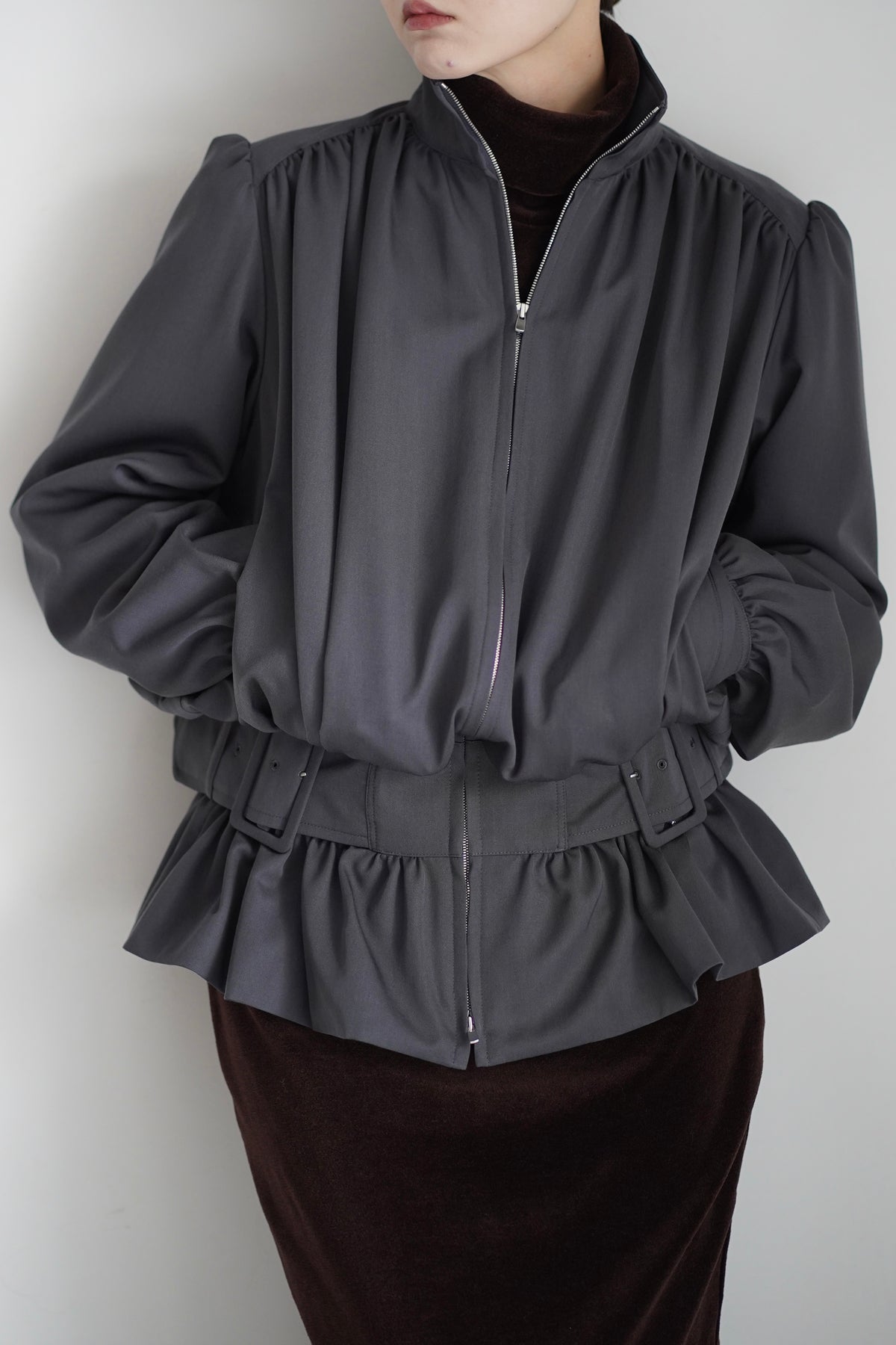 FINE WOOL SUITING GATHERED BELTED BLOUSON