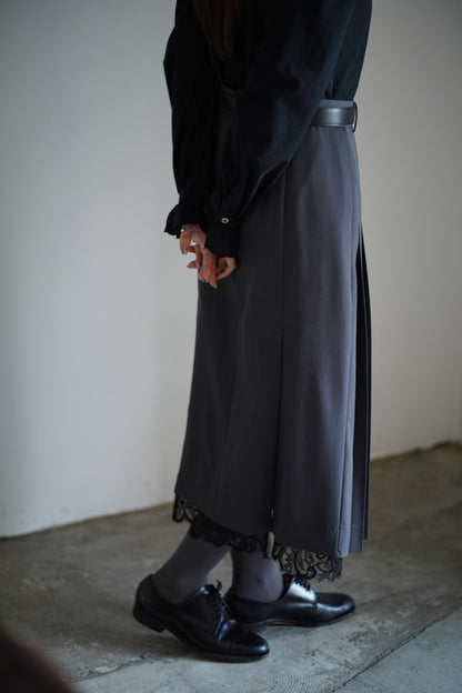 FINE WOOL PLEATED SKIRT WITH LACE TRIM