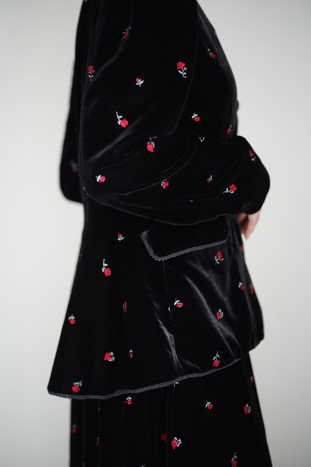 ROSE EMBROIDERED VELVET JACKET