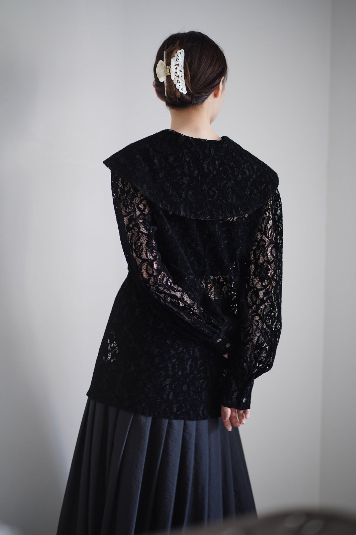 FLOCKED LACE SAILOR COLLAR BLOUSE