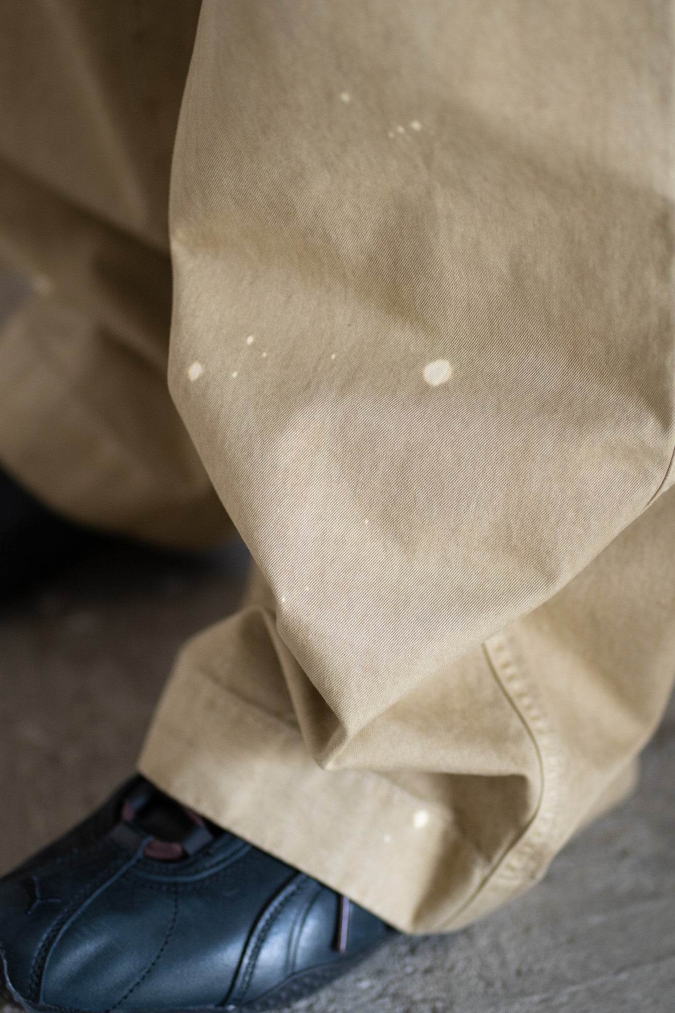 GARMENT-DYED FINX LIGHT CHINO ONE-TUCK WIDE PANTS