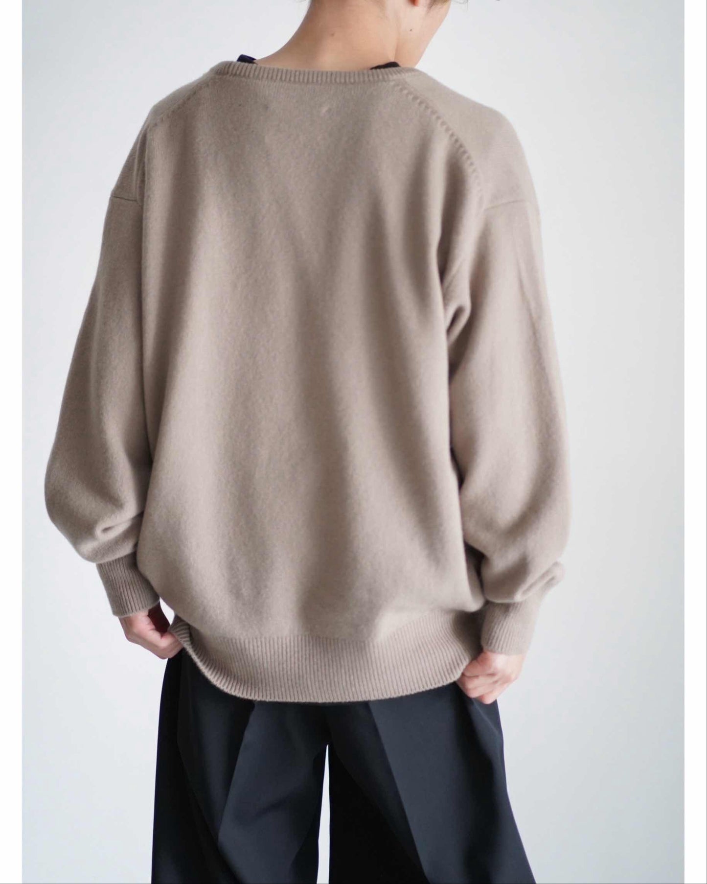 EXTRA FINE WOOL KNIT DEEP V NECK LS