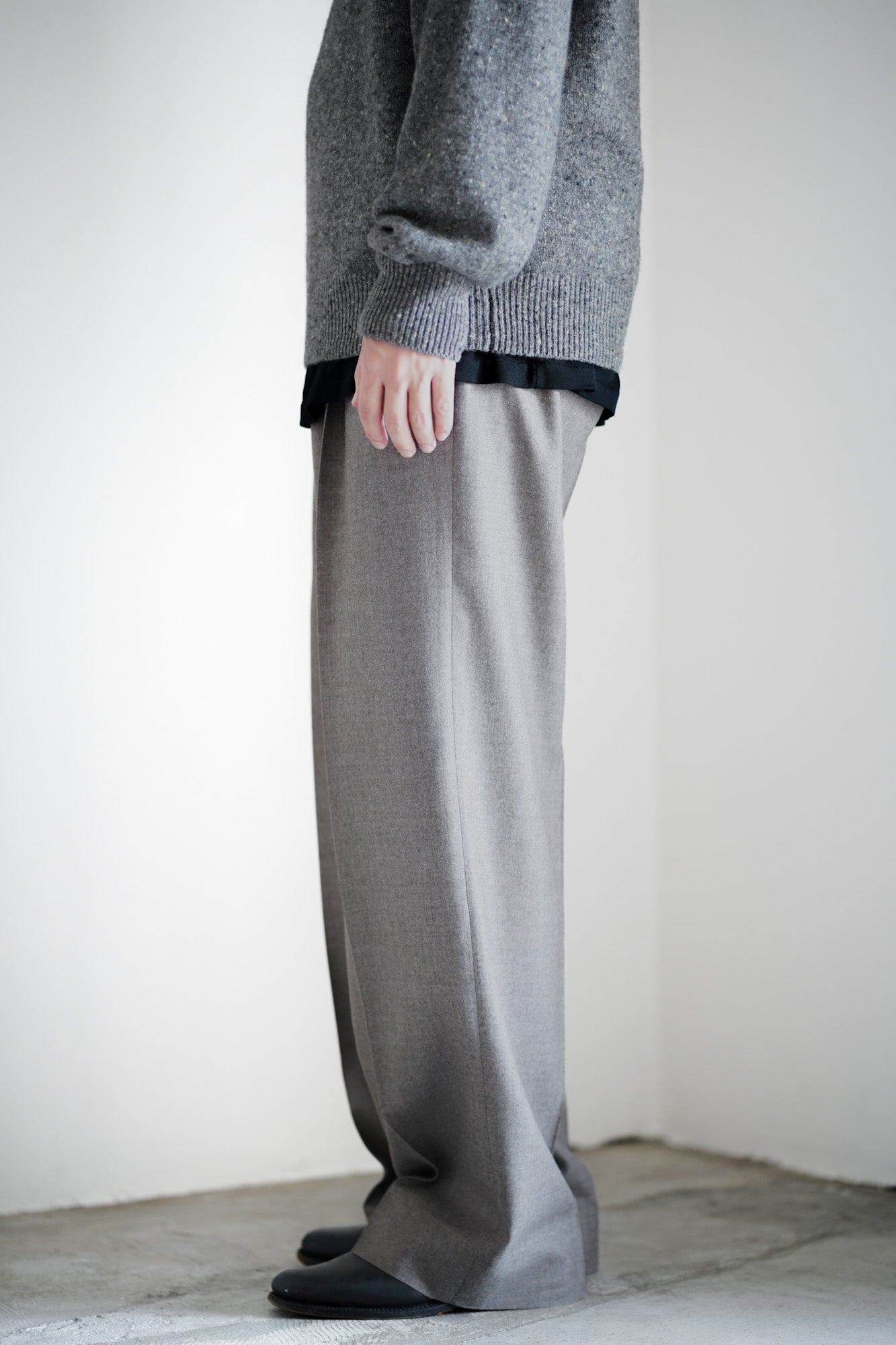 SUPER LIGHT WOOL TWO-TUCK SLACKS