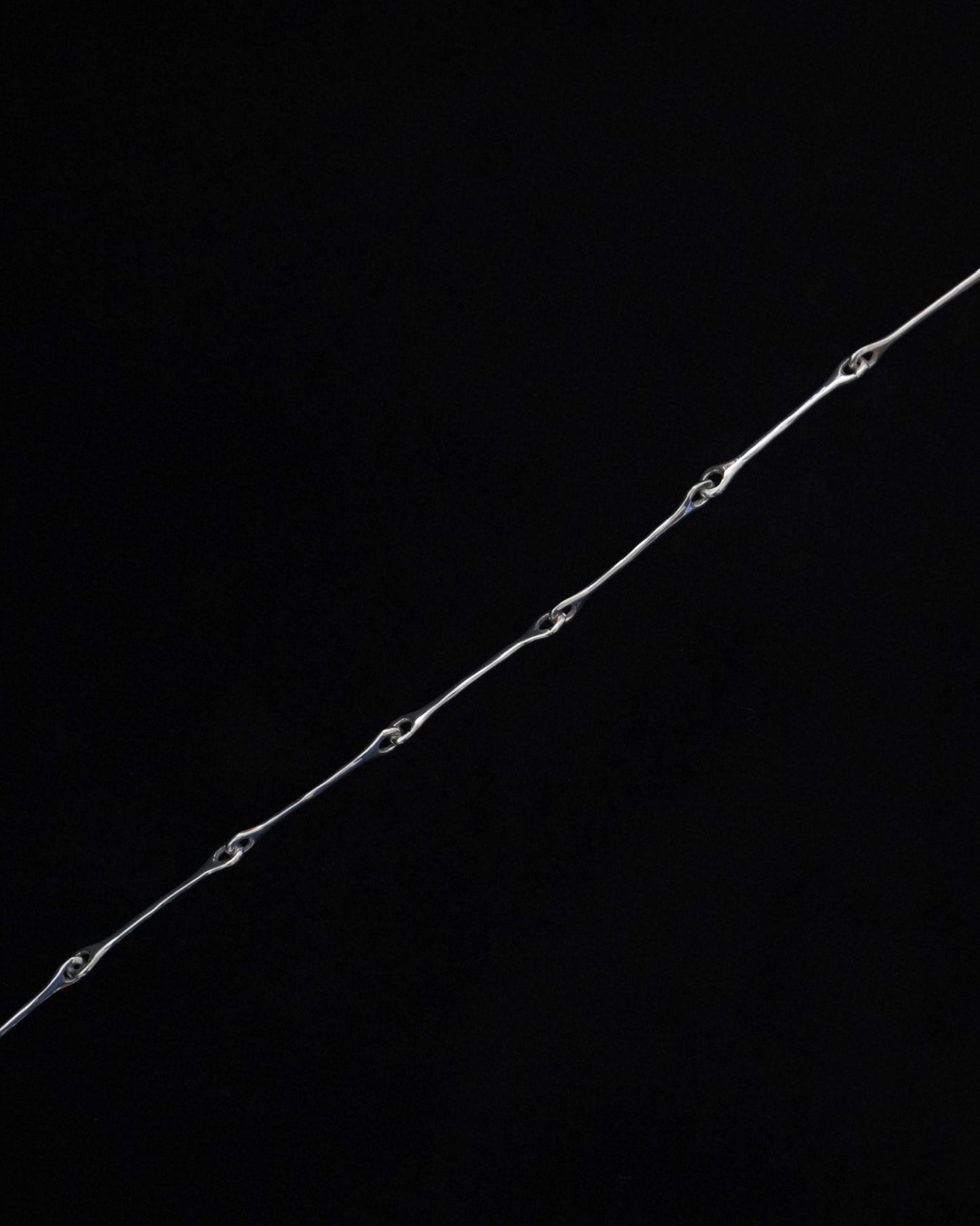 THIN FIBULA CHAIN BRACELET